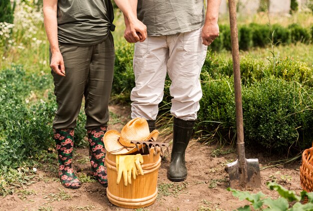 Um casal de idosos com acessórios de jardinagem