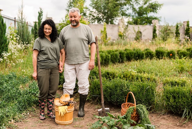 Um casal de idosos com acessórios de jardinagem