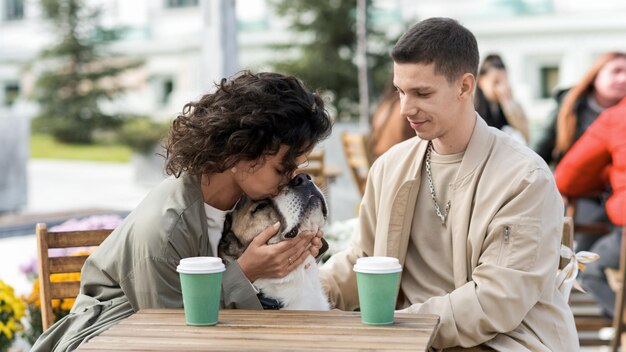 Um casal feliz ao ar livre perto de um café