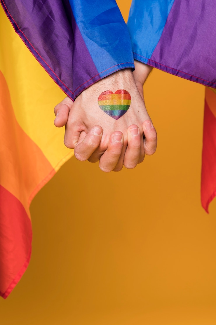 Foto grátis um casal gay de mãos dadas.