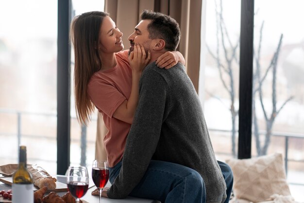 Um casal romântico a celebrar o Dia dos Namorados em casa.