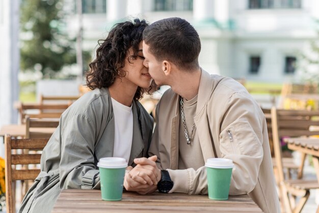 Um casal romântico ao ar livre perto de um café