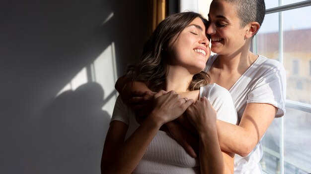 Um casal trans a passar tempo de qualidade juntos.