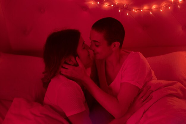 Um casal trans a passar tempo de qualidade juntos.