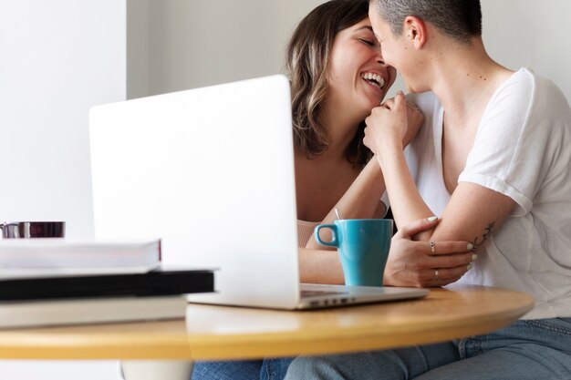 Um casal trans a passar tempo de qualidade juntos.