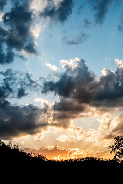 Um céu com nuvens