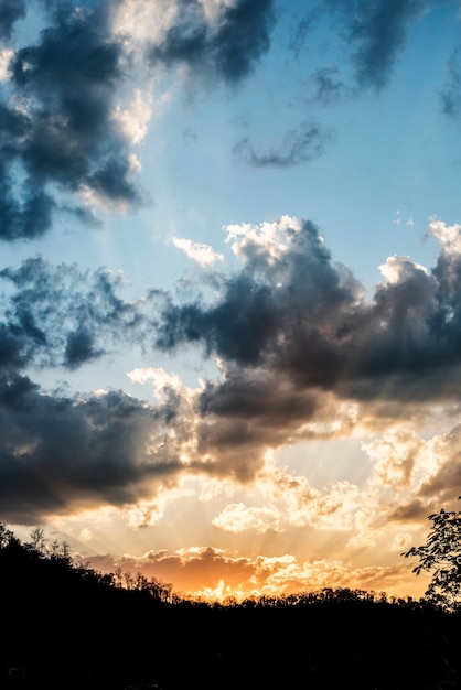 Um céu com nuvens