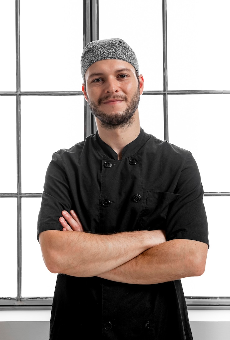 Foto grátis um chef de pizza a posar.