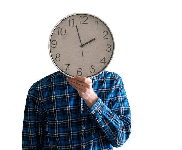 Um conceito de gerenciamento de tempo, funcionário segurando um relógio, fundo branco isolado