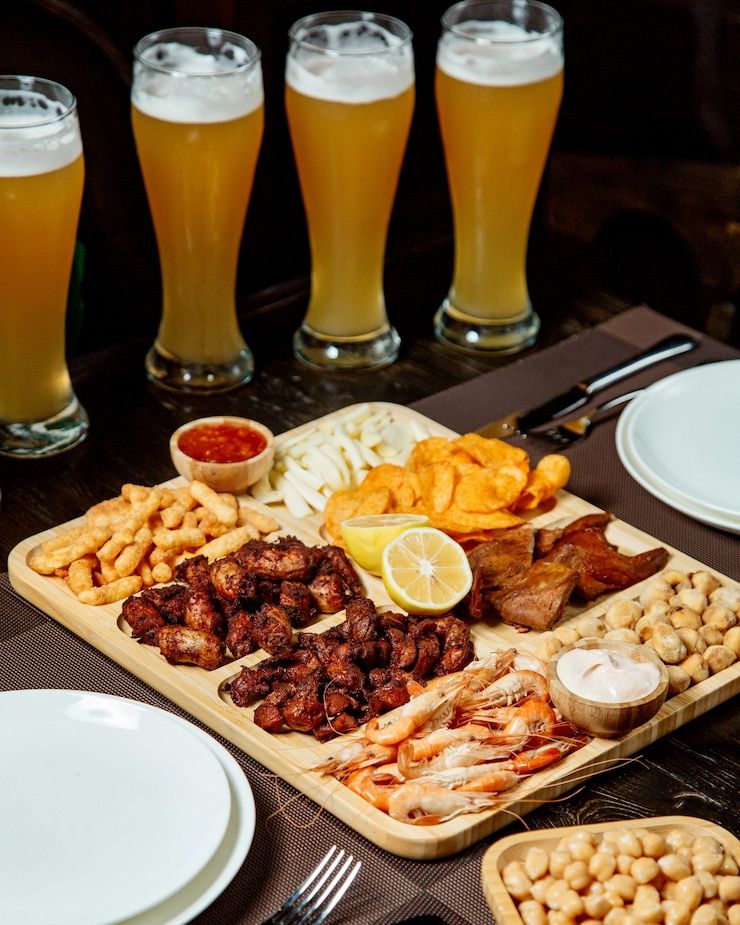 Foto grátis um conjunto de cerveja com vários lanches e muita cerveja