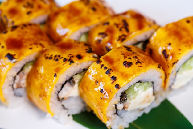 Um conjunto de sushis de vários tipos de funções e com diferentes recheios. menu de sushi. sushi gourmet japonês.