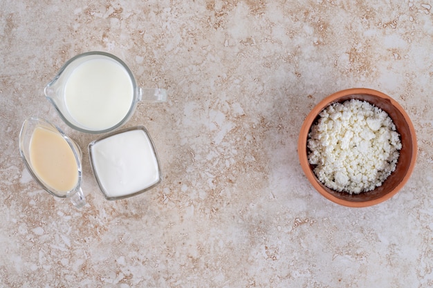 Foto grátis um copo de leite gelado delicioso em uma superfície de mármore