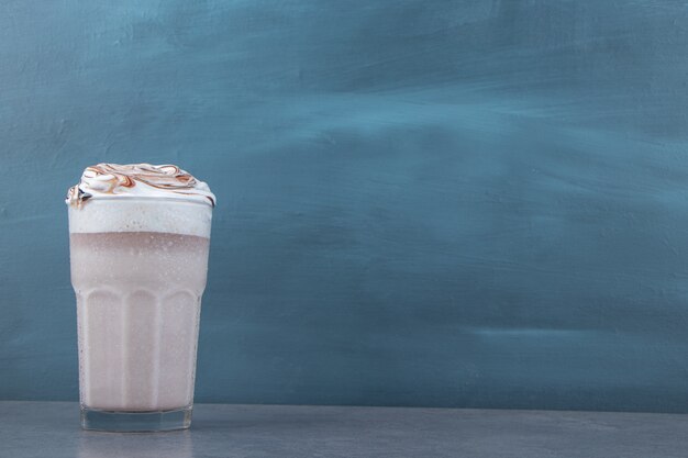 Um copo de milkshake doce com creme chantilly. Foto de alta qualidade