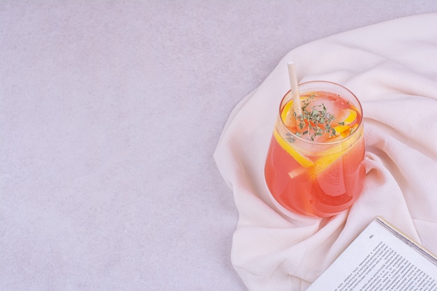 Um copo de suco de laranja com ervas e especiarias Foto gratuita