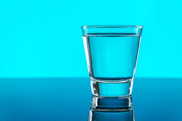 Um copo de tiro macro de água