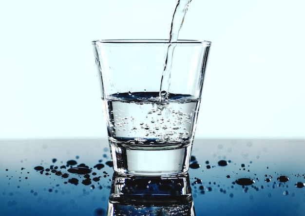 Um copo de tiro macro de água