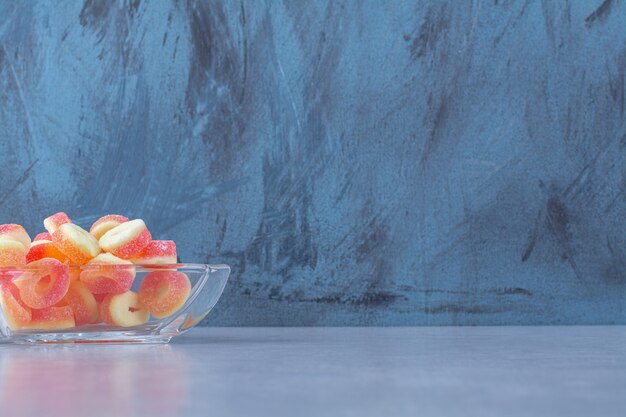 Foto grátis um copo de vidro cheio de balas coloridas de gelatina de frutas