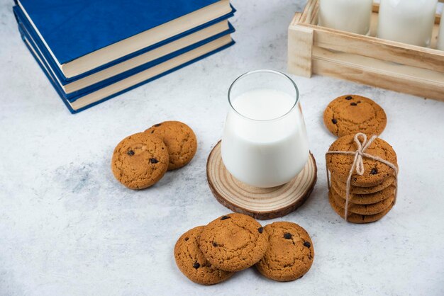 Um copo de vidro com biscoitos de chocolate em uma mesa de madeira.