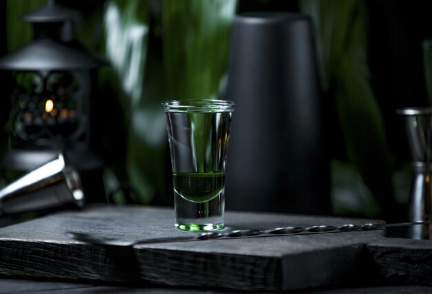 Um copo pequeno e transparente para bebidas alcoólicas