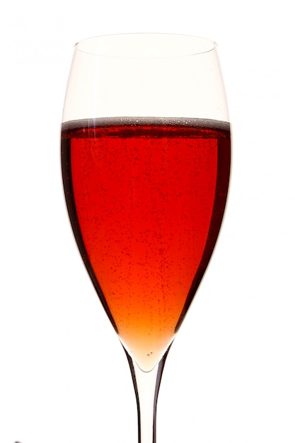 Um copo vermelho champagle com álcool