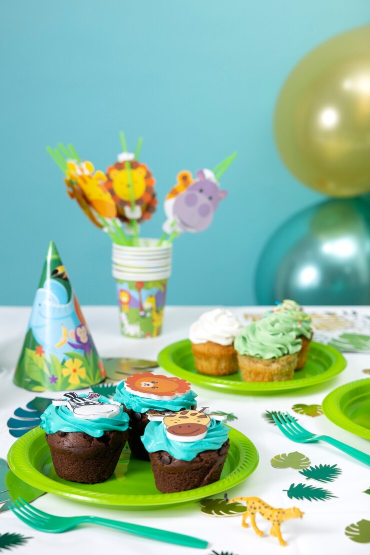 Foto grátis um delicioso arranjo de cupcakes para a festa de safári.