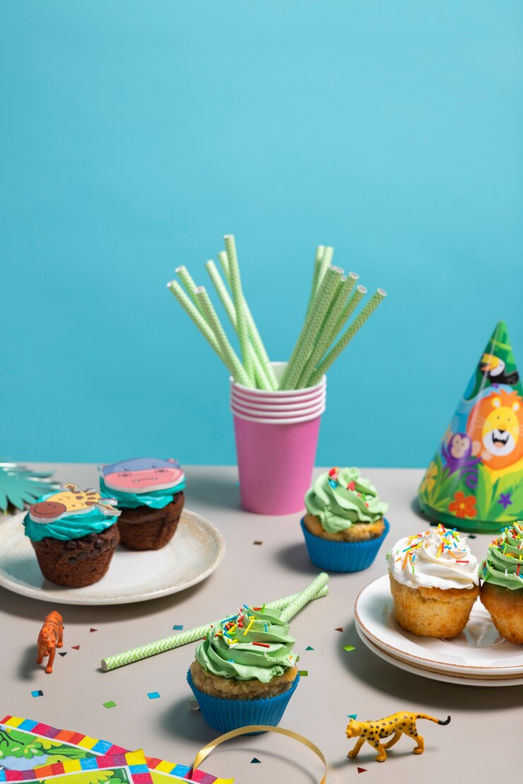 Foto grátis um delicioso arranjo de cupcakes para a festa de safári.