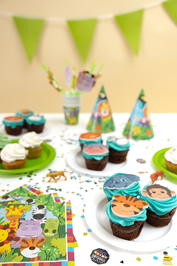 Foto grátis um delicioso arranjo de cupcakes para a festa de safári.