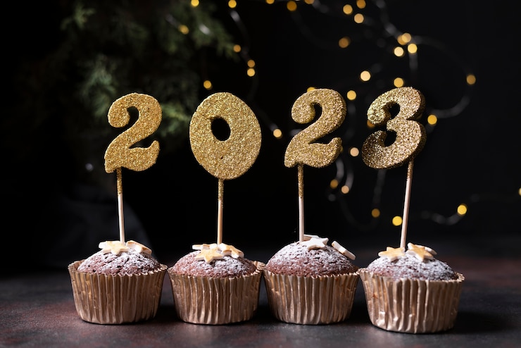 Foto grátis um delicioso arranjo de cupcakes.