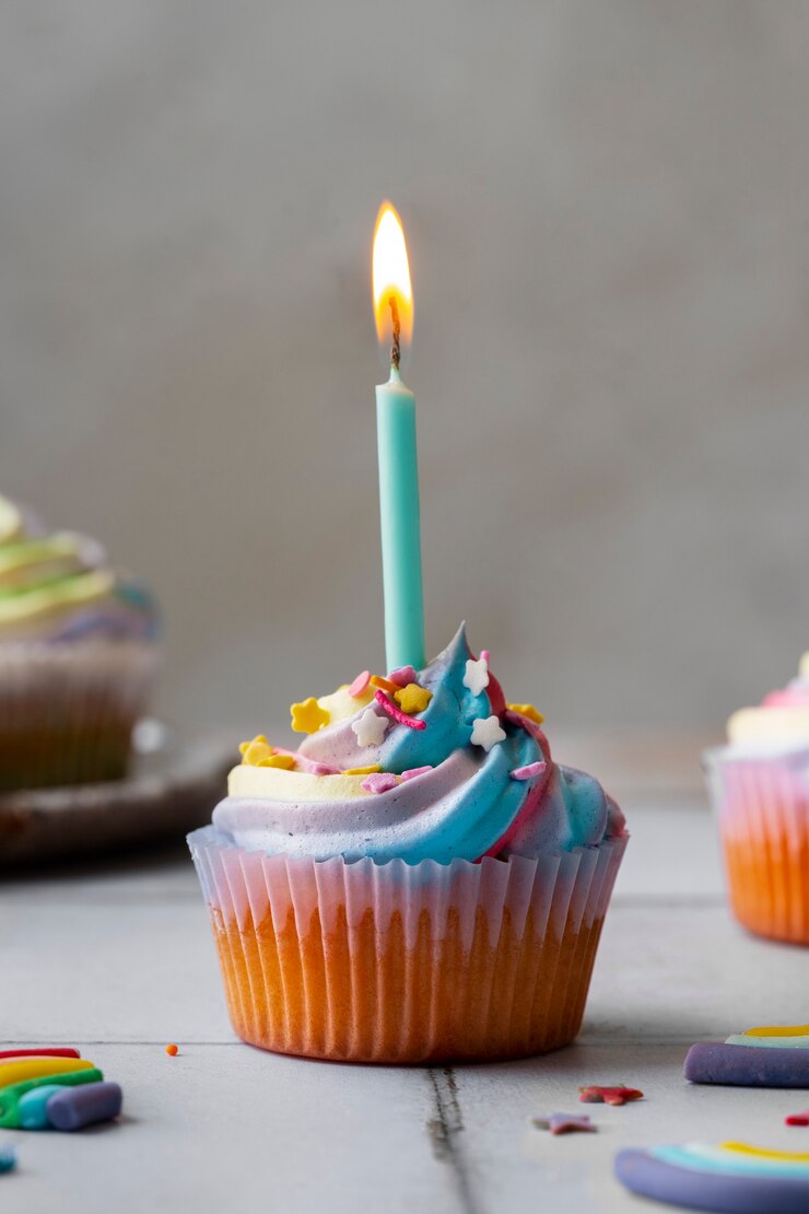 Foto grátis um delicioso cupcake arco-íris, natureza morta.