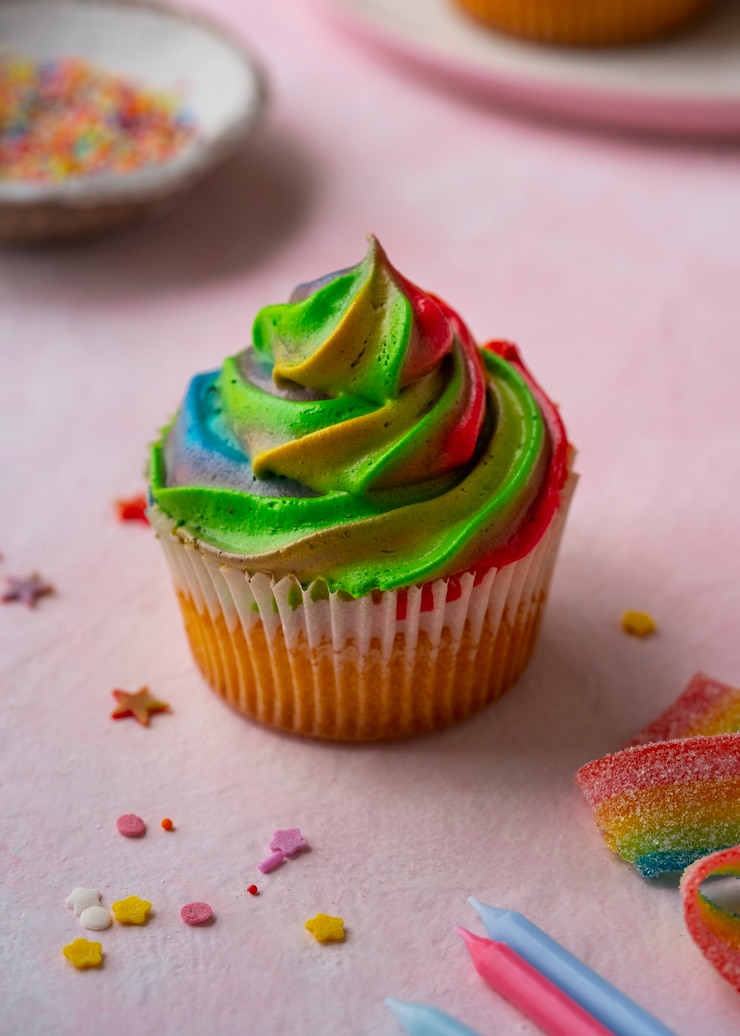 Foto grátis um delicioso cupcake arco-íris, natureza morta.