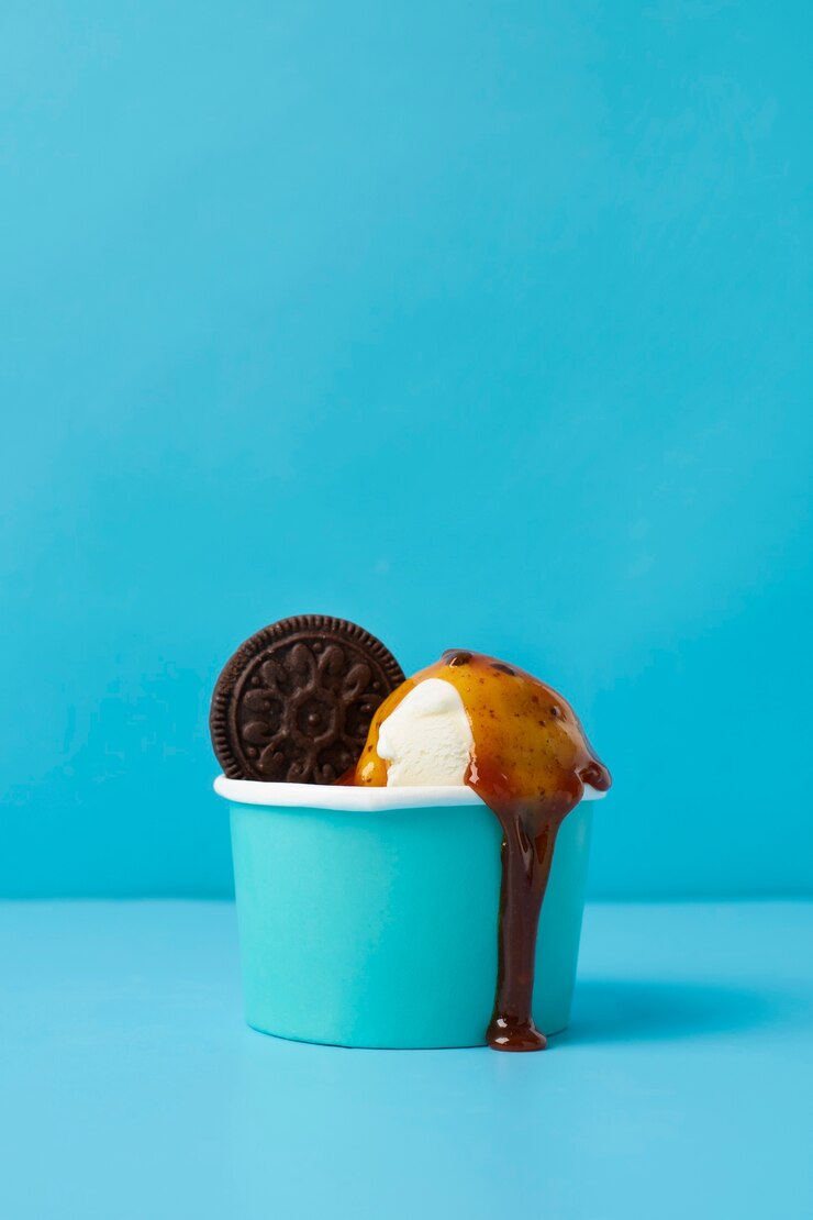 Foto grátis um delicioso gelado com biscoito.
