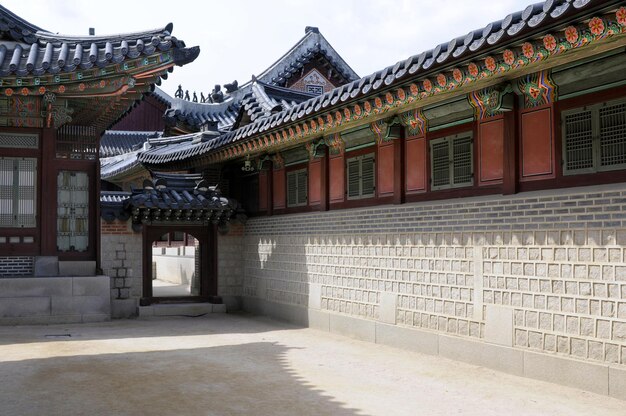 Um dos numerosos pátios internos do Palácio Gyeongbok em Seul, Coreia do Sul.