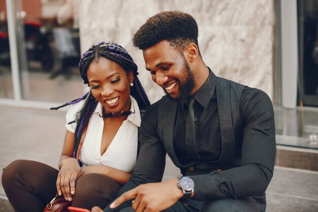 Um elegante e lindo casal de pele escura em uma cidade