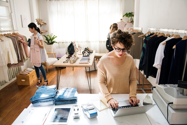 Um empresário feminino está usando o laptop Foto gratuita