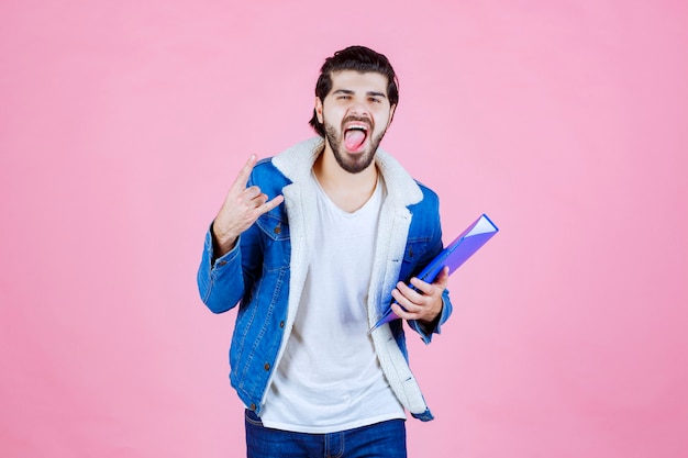 Um empresário segurando uma pasta azul e se sentindo satisfeito