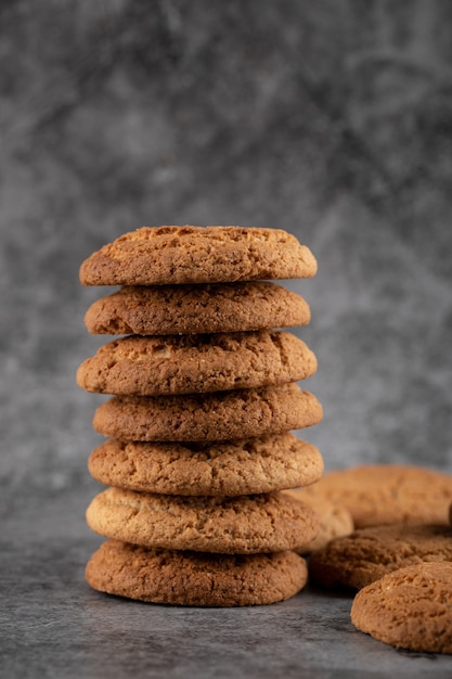 Um estoque de biscoitos de aveia em concreto cinza.