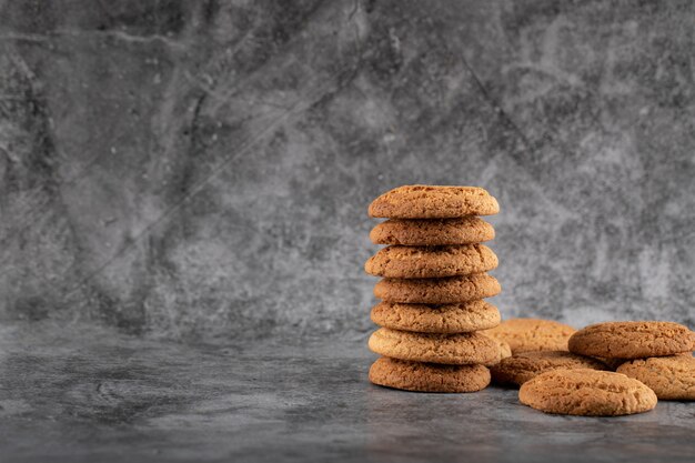 Um estoque de biscoitos de aveia em concreto cinza.