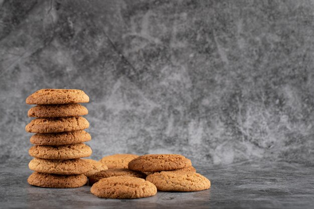 Um estoque de biscoitos de aveia em concreto cinza.