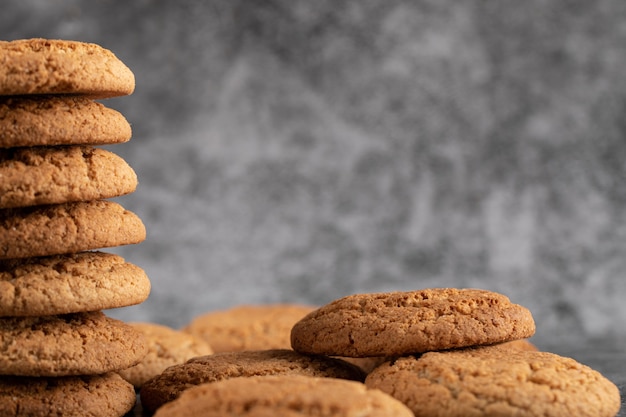 Um estoque de biscoitos de aveia em concreto cinza.