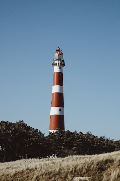 Um farol alto no campo