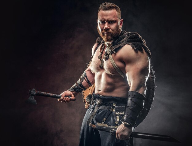 Um forte guerreiro vestido com armadura leve com um escudo atrás das costas segura uma espada e um machado