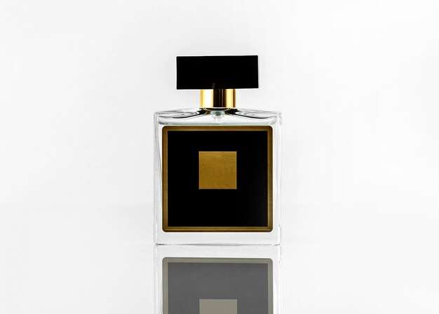 Um frasco de perfume preto vista frontal com design amarelo isolado na parede branca