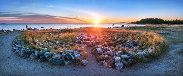 Um grande labirinto de pedras nas margens do mar branco nas ilhas solovetsky Foto Premium