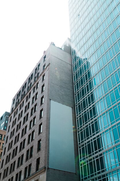 Um grande modelo de outdoor em um edifício na cidade.