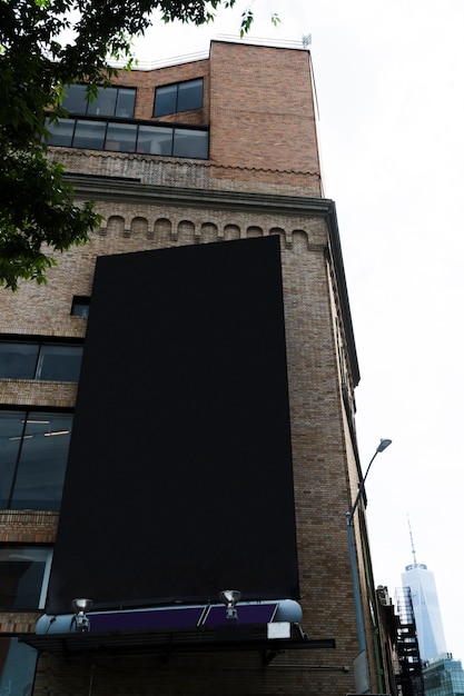 Um grande modelo de outdoor em um edifício na cidade.