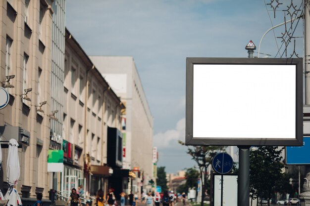 Um grande outdoor na rua