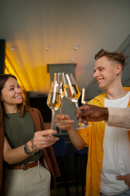 Foto grátis um grupo de amigos animando com copos de vinho em um restaurante