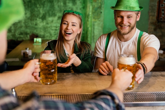 Um grupo de amigos comemorando st. dia de patrick com bebidas