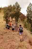 Foto grátis um grupo de pessoas caminhando na caminhada. bali