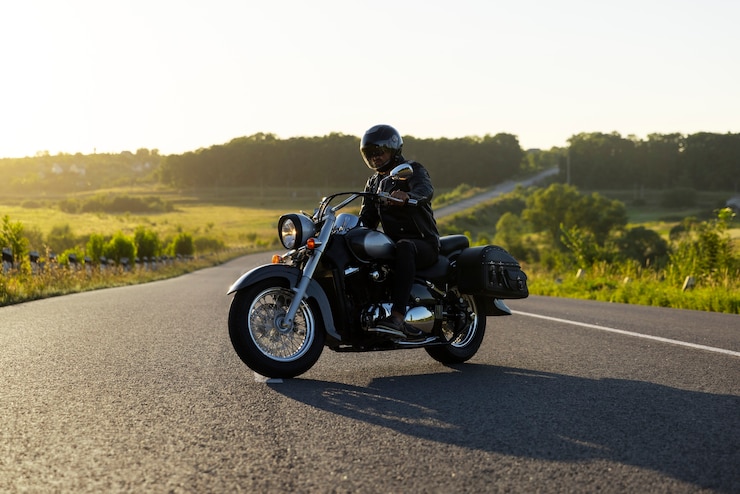 Foto grátis um homem a andar de moto.
